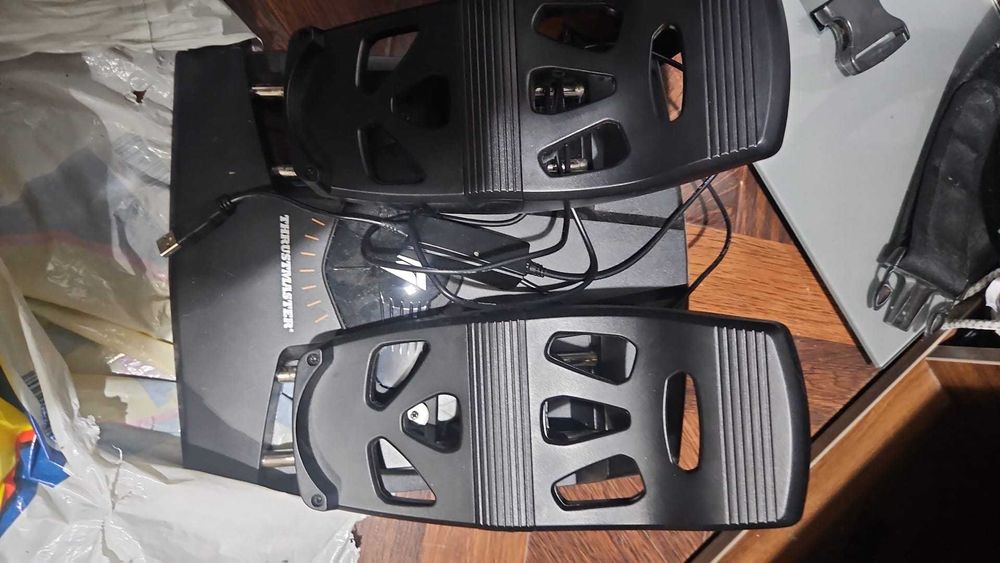 Simulator thrustmaster cu pedale