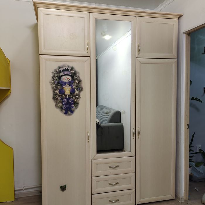 Продам шкаф с зеркалом