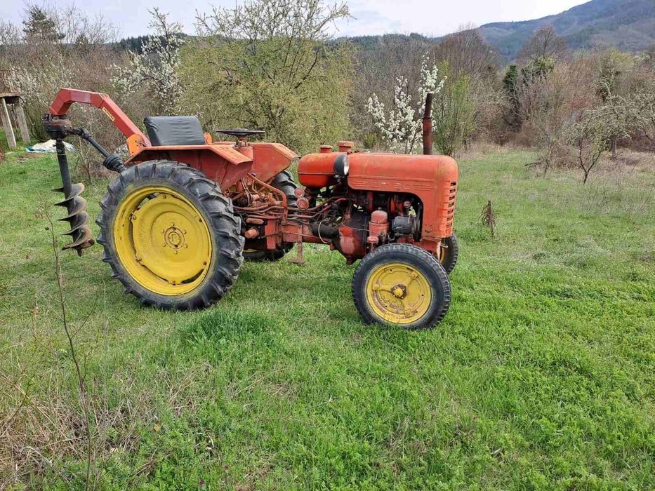 Трактор с Ямокопател