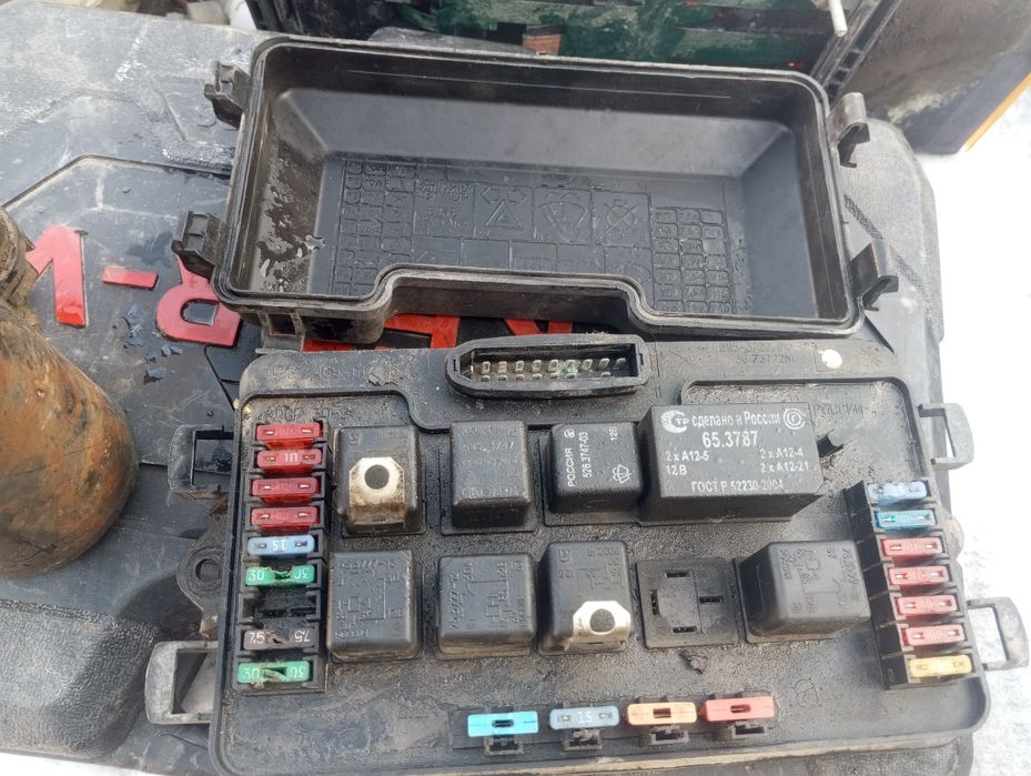 Продам блок предохранителей ваз  2199