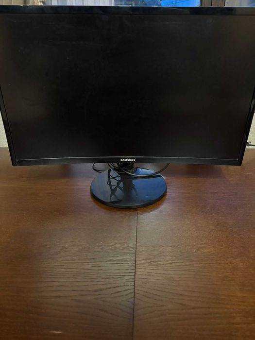 Samsung Essential S3 24" (100Hz / Curved)