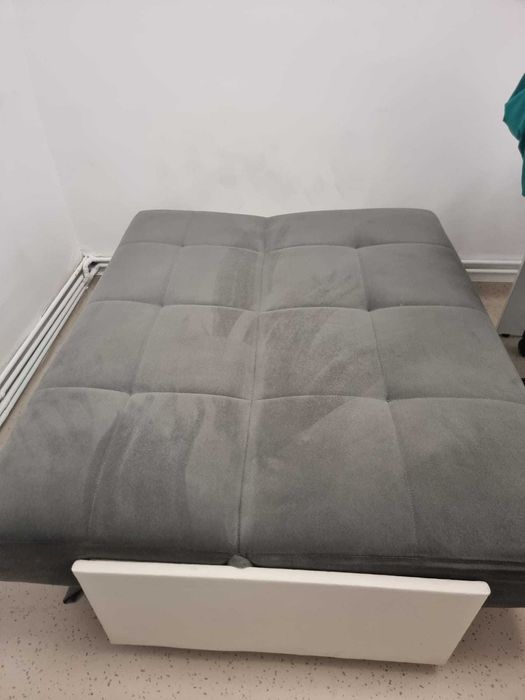 Vand canapea de dimensiune mica, 2 locuri ,extensibila