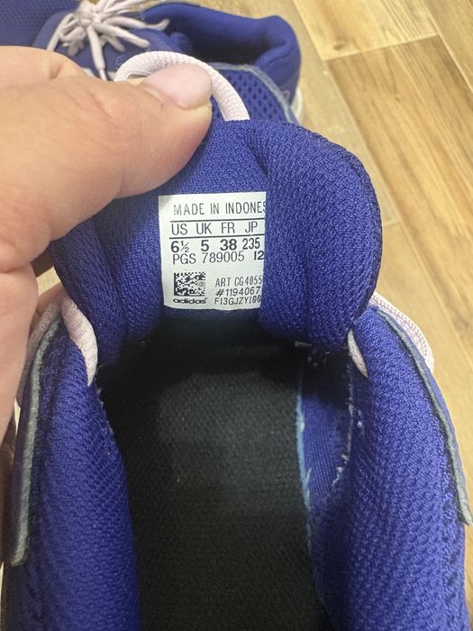 Женские кроссовки Adidas