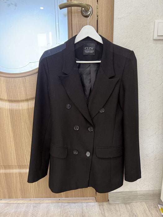 Женский пиджак 42 размера. Каждый по 5.000 тенге