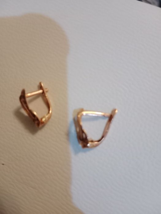 Продам золотые серьги