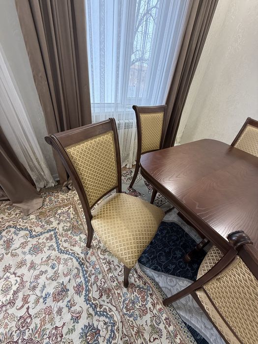 Стол и стулья в отличном состоянии