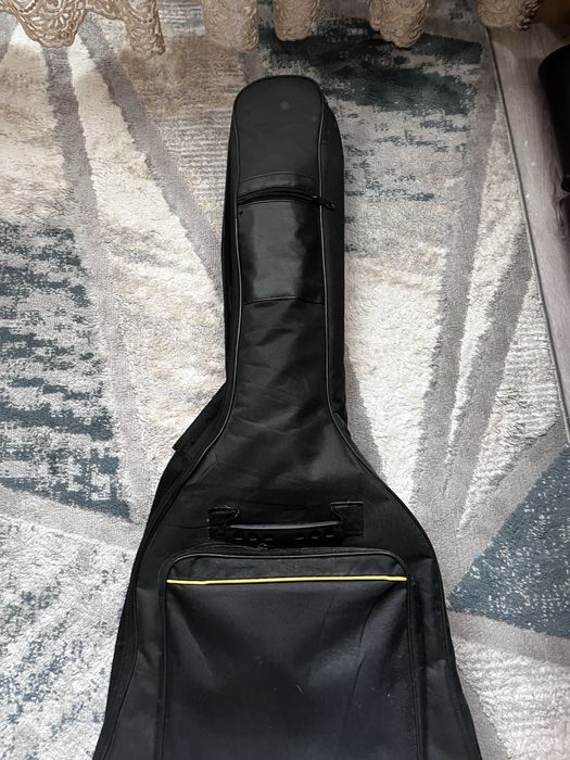 Акустическая гитара вместе с чехлом