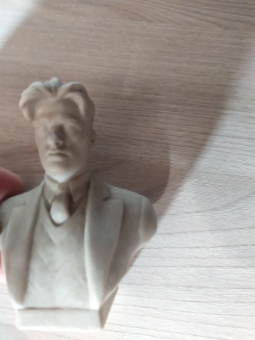 Продам советскую статуэтку Маяковского.