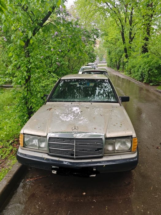 Мерседес Е190. 2.3 объем