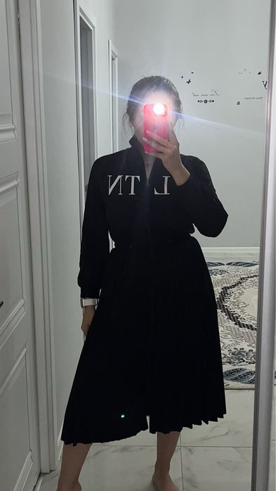 Красивое женское платье длины миди