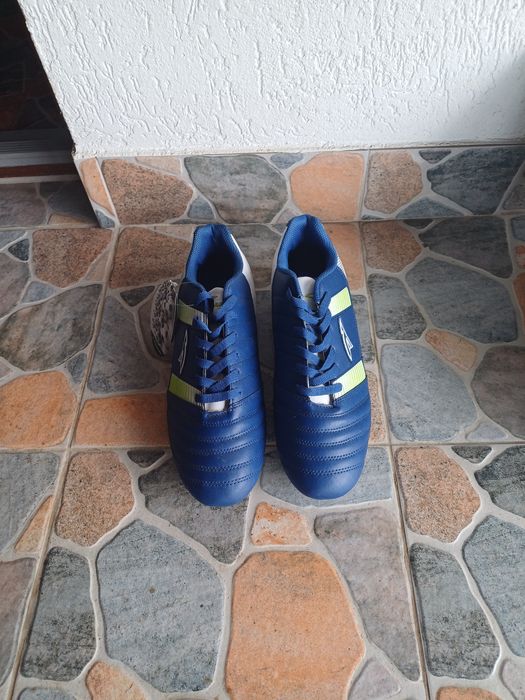 Vand 2 perechi de crampoane pentru fotbal