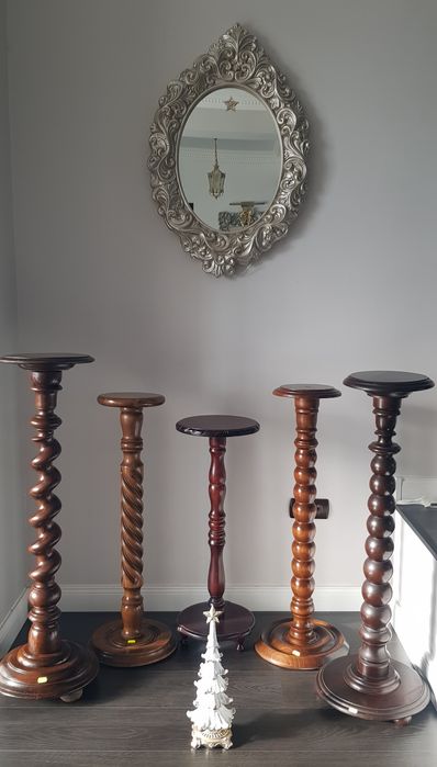 Piedestal vechi din lemn masiv