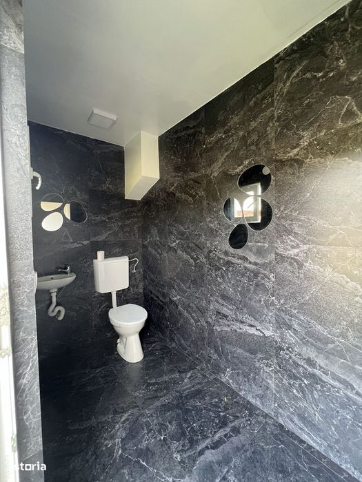 Casă cu 8 camere, piscină și garaj