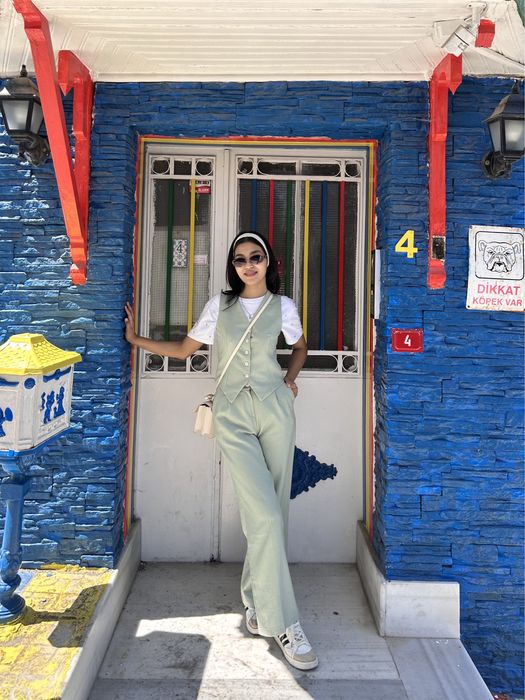 продается двойка жилет+брюки фисташкого цвета