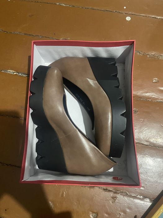 продаю две пары туфель!