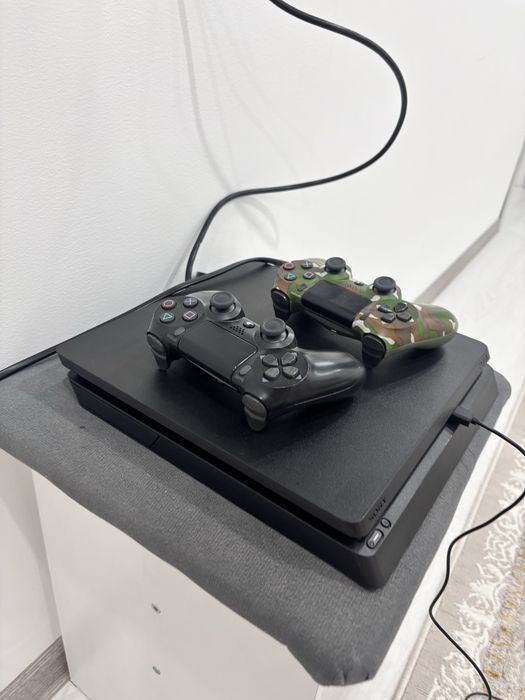 Продам PS4 slim 1 TB