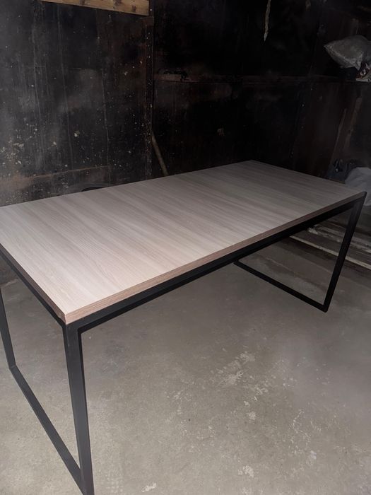 Стол, большой цельный