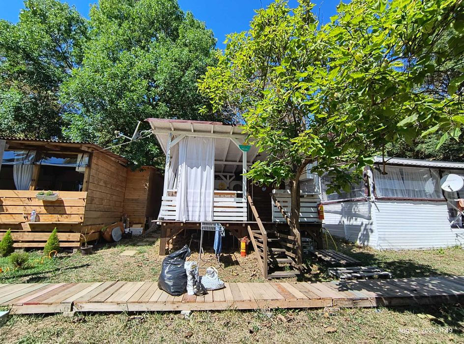 Продавам Стационарна Каравана с декинг и навес на къмпинг Якото Място