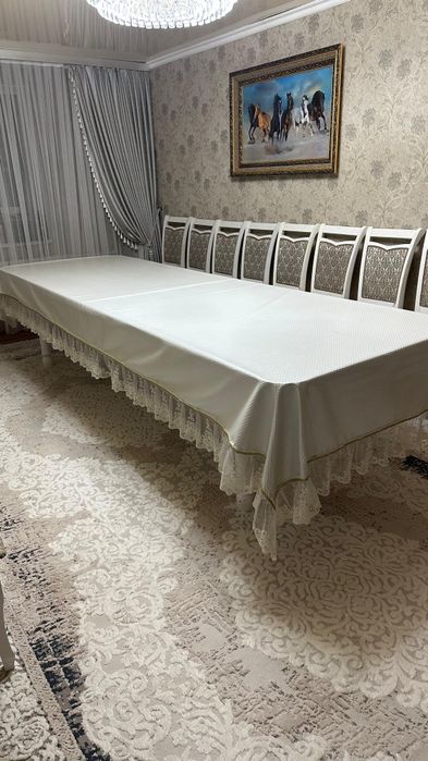 Большой гостевой стол с комплектом стульев