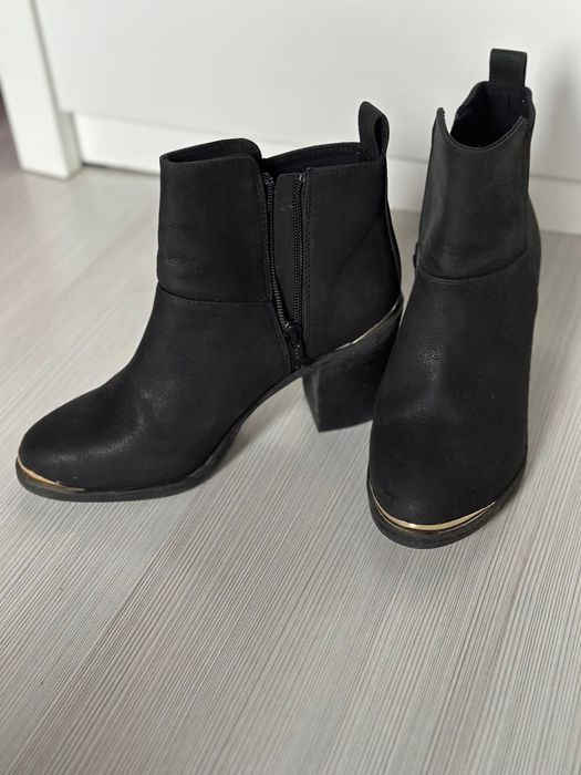 Дамски боти на ток HM