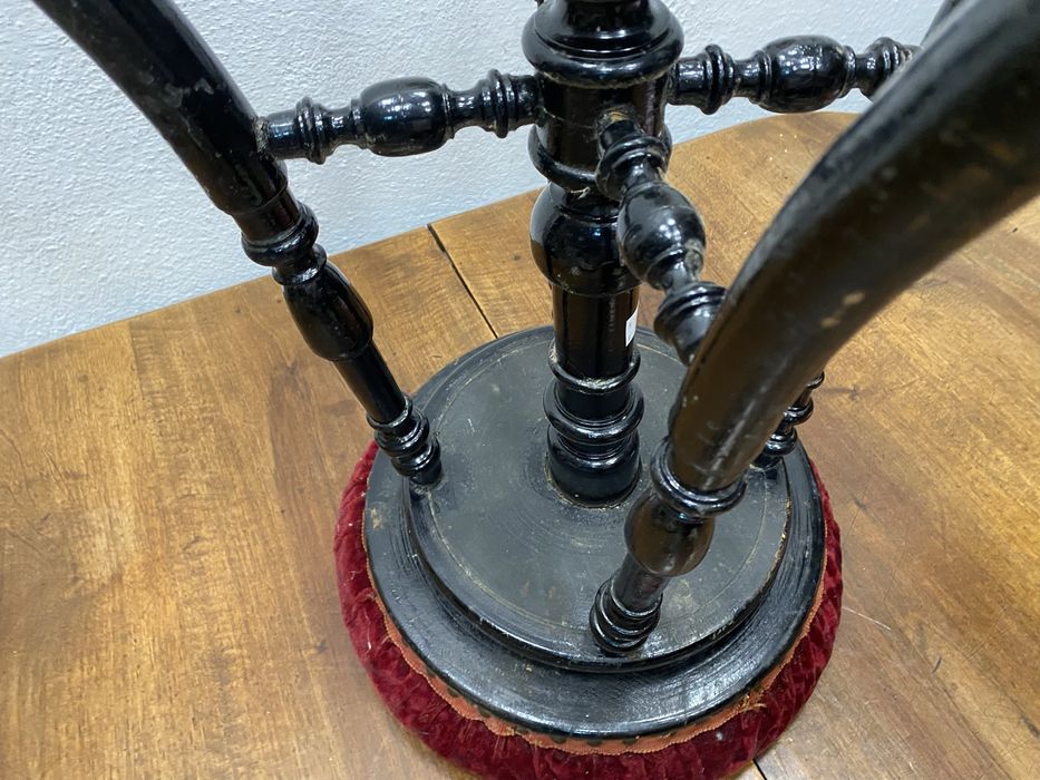 Стара френска табуретка на винт стом на винт