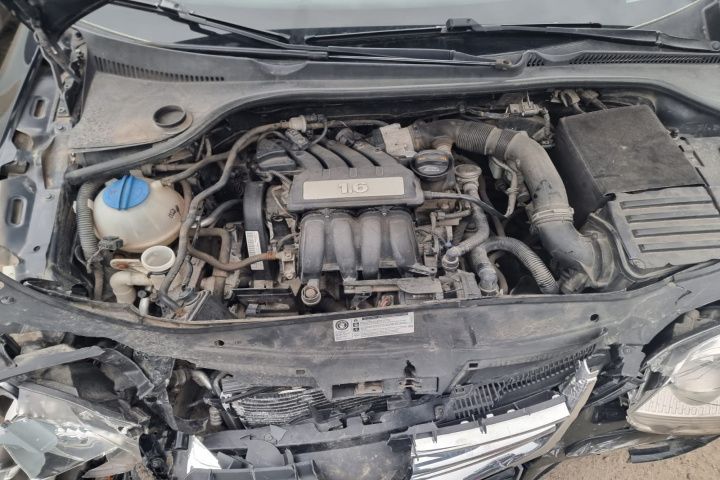 usa portiera stanga dreapta fata aripa fuzeta etrier planetara VW Jetta motor 1.6fsi Dezmembrez