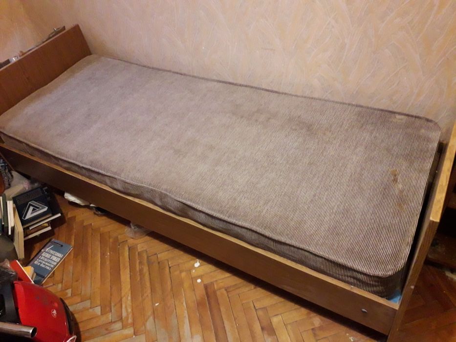 Кровать односпальная с матрасом