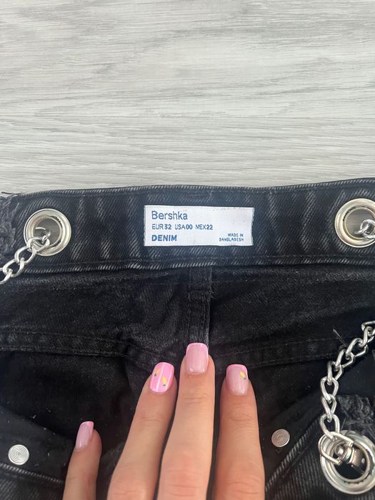Bershka черни дънкови къси панталонки с верига размер EUR 32