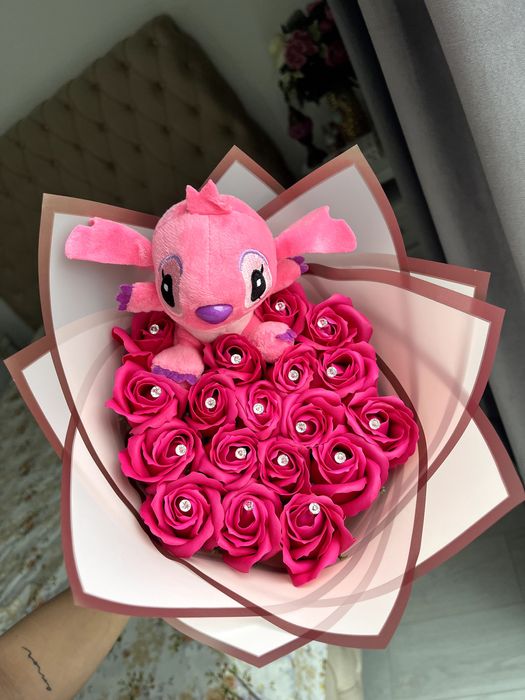 Buchet trandafiri sapun imperiali cu sclipici/ initiala stitch ursulet