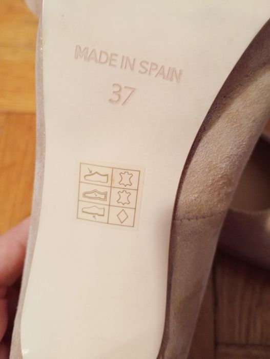 Pantofi,noi,cu mici zgârieturi,