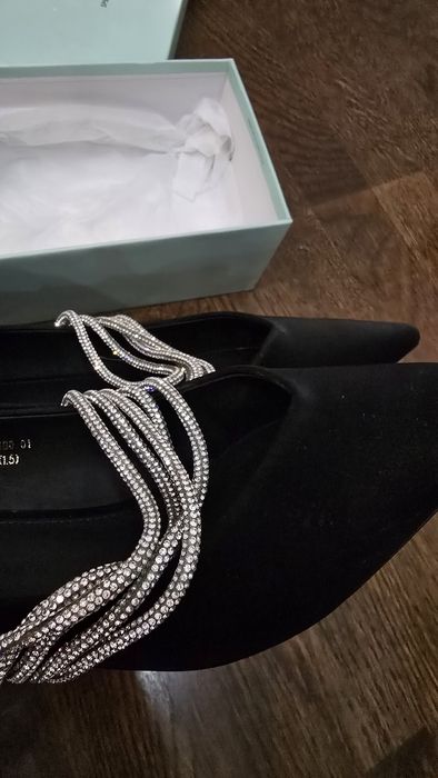 Продам туфли черные на низком каблуке