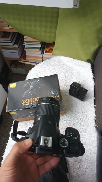 Aparat Nikon  D3500, foarte puțin folosit. Fra zgârieturi , obiectivul este ok.