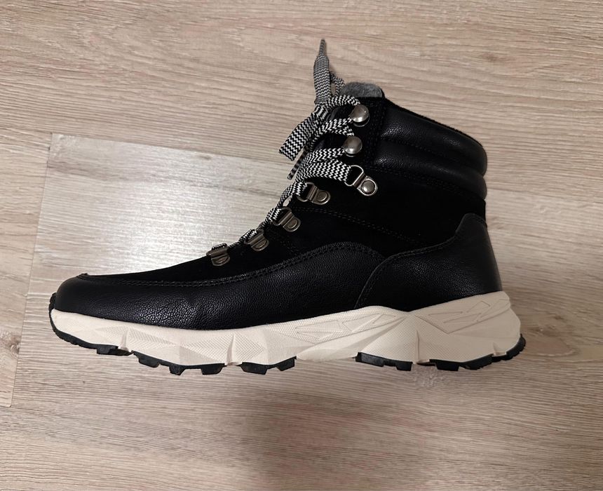 Продам кросовки женские димисезонные