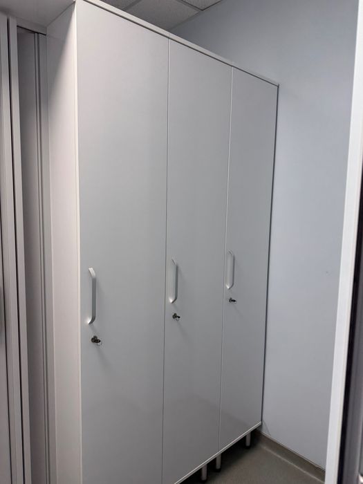 Гардероб,шкафчета за работници с отделения и врата хармоника