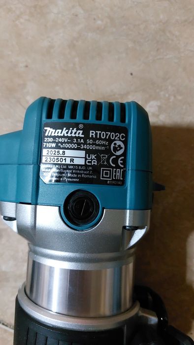 Freza electrica pentru lemn Makita RT0702C