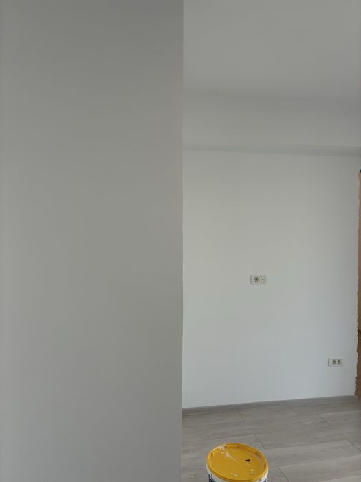 Meseriasi facem:  urmatoarele: glet si zugraveli si manual si cu pompa.