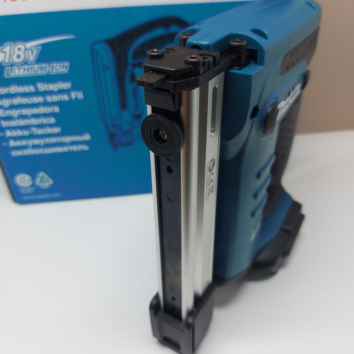 ПРОМОЦИЯ.Акумулаторен такер Makita DST221