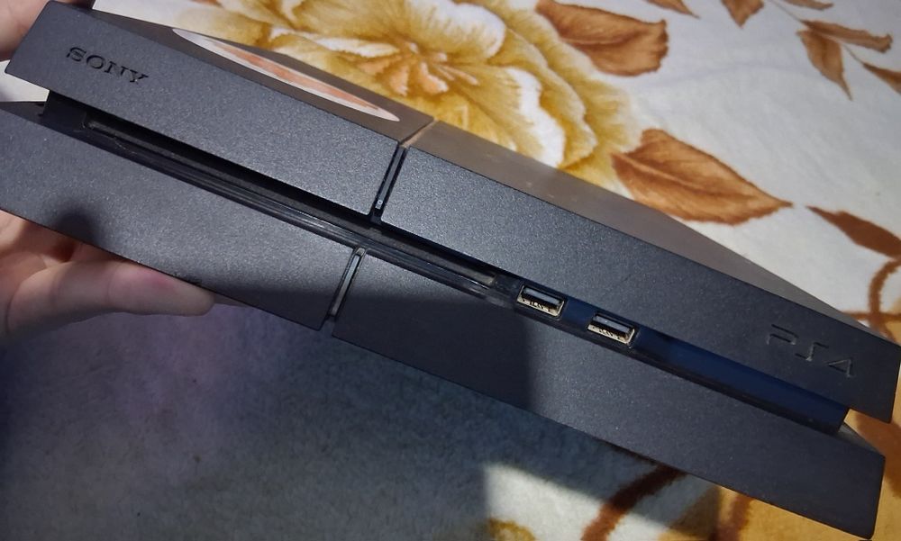 Vând PlayStation 4