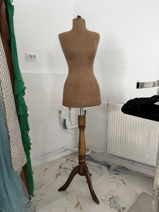 Manechin bust catifea si picior de lemn