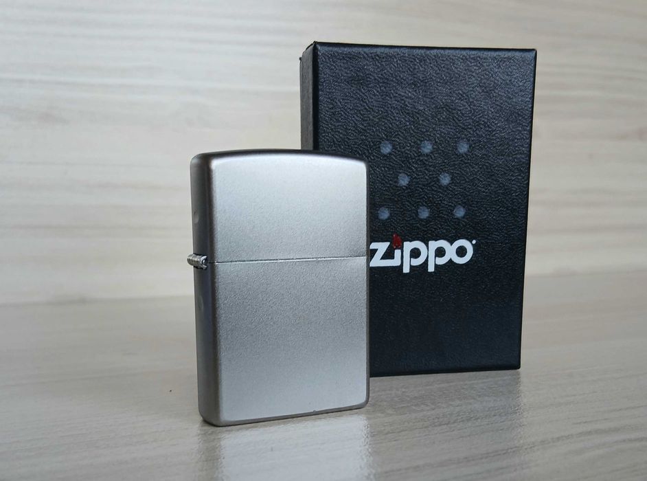Нова запалка Zippo Satin Chrome + подарък гориво