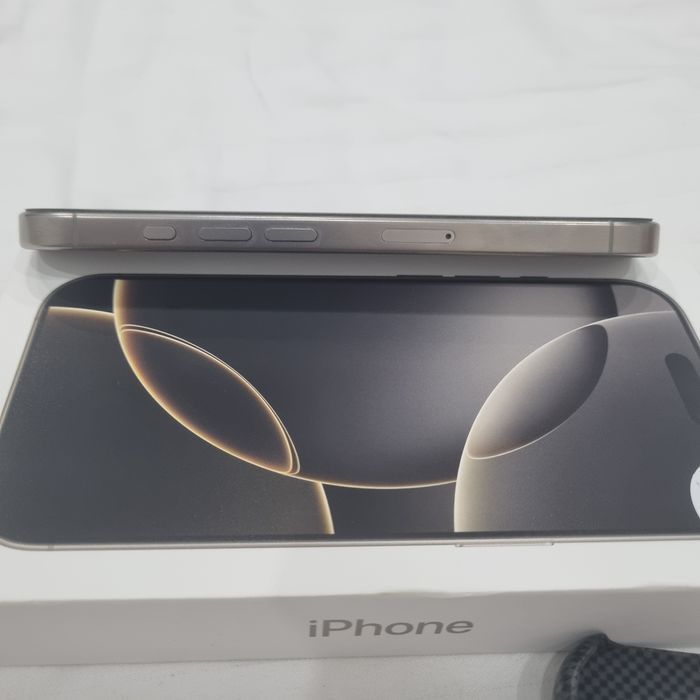 iPhone 16 pro natural titanium