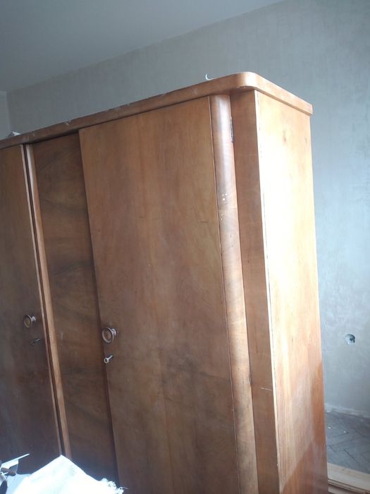 Старинен гардероб от орех