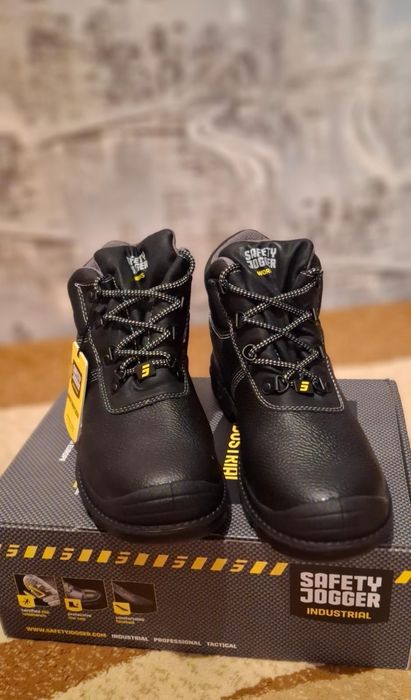 Продам  новые  ботинки