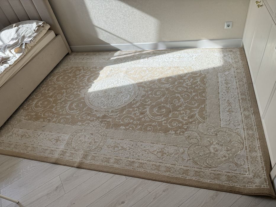 Продам ковер бежевый плотный 2 на 3