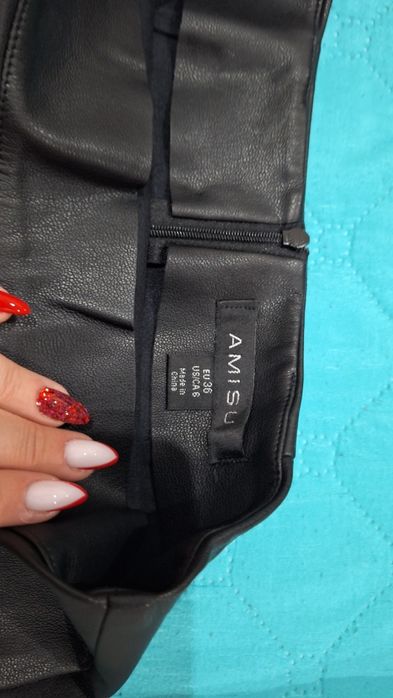 Пола черна кожена