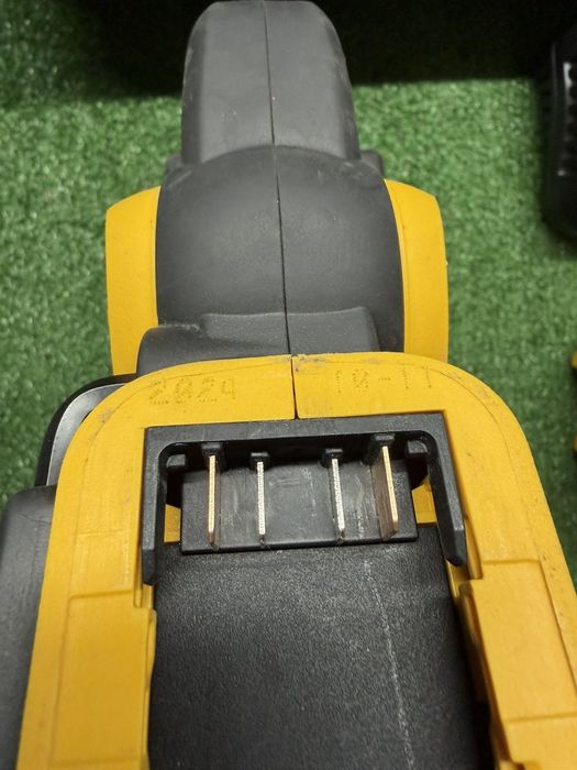 Акумулаторна машина за рязане на шпилки DeWALT DCS350