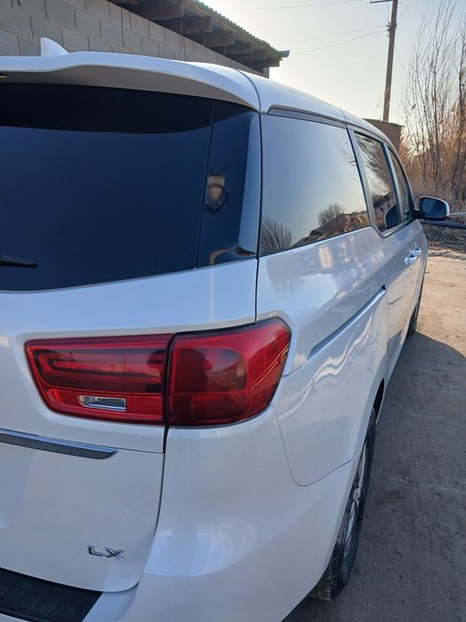 Kia sedona 2019 srochna sotiladi