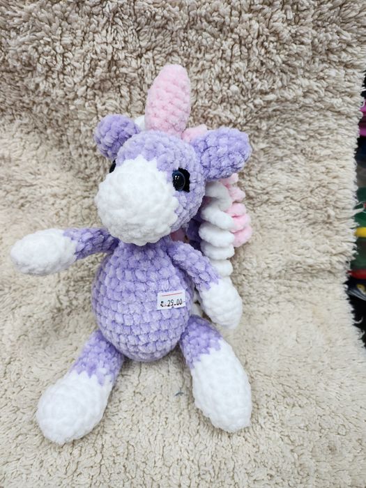 Ръчно плетени бебешки пелени и играчки