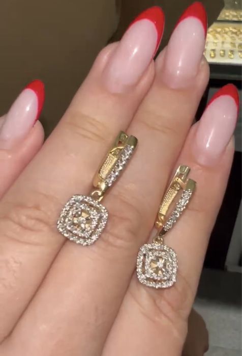 Серьги, золото, бриллиант