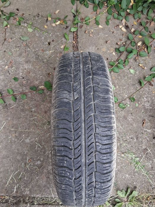Vând anvelope de vară in 4 frezoane Dunlop cu tot cu jante 175/65R14 82T preț 400 lei plus inca un cauciuc